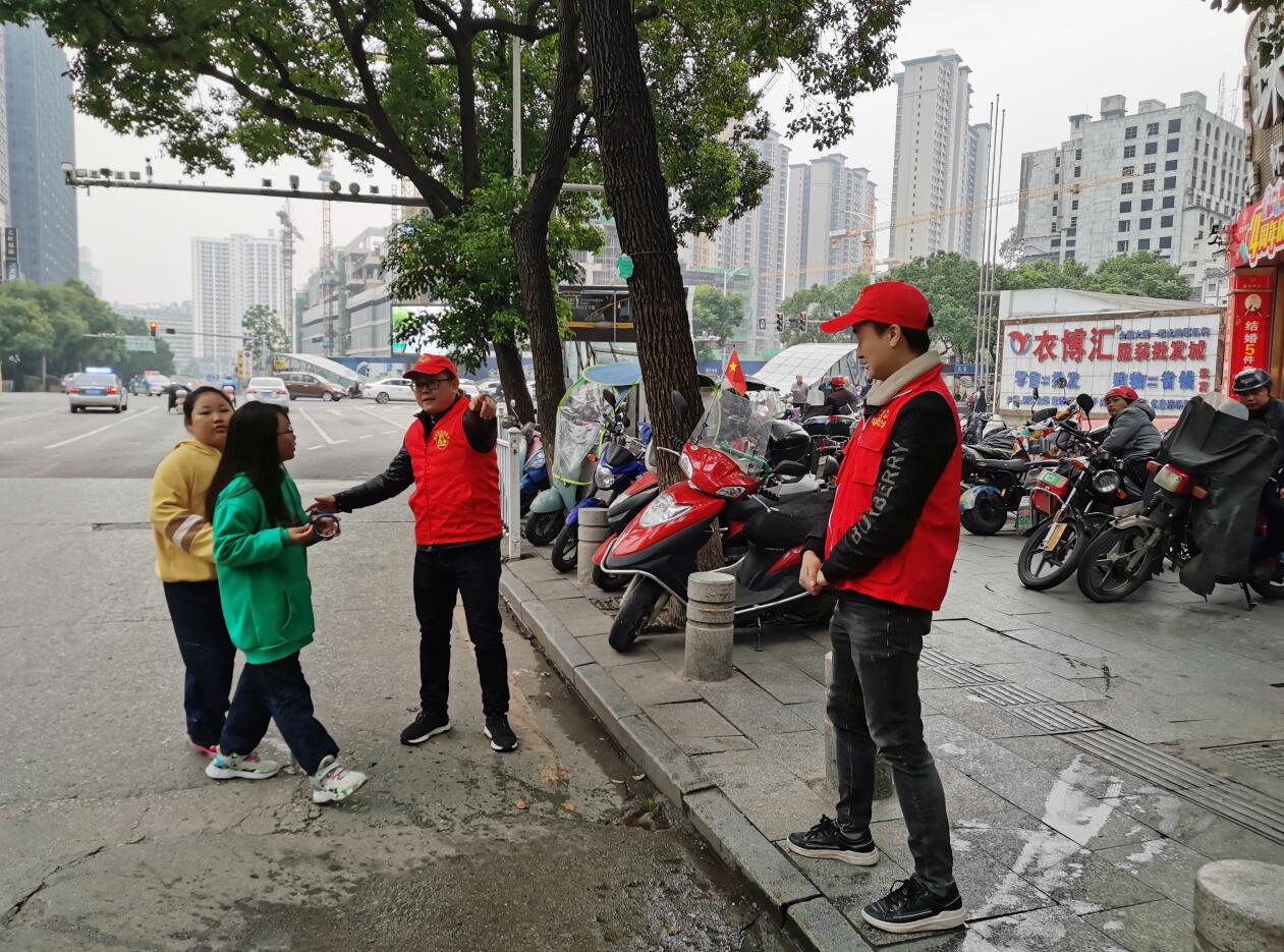 堅持參與文明交通勸導(dǎo).jpg 堅持參與文明交通勸導(dǎo).jpg